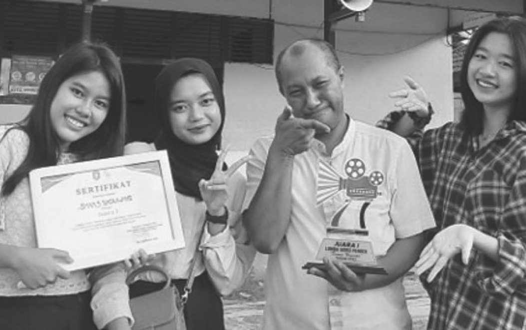 Deny Suhendra bersama pemeran film HAO: Tanda Berduka membawa piagam dan piala penganugerahan