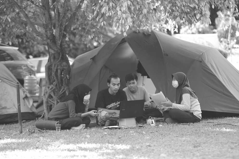 Situasi belajar membuat naskah di Camping Film 2020BW