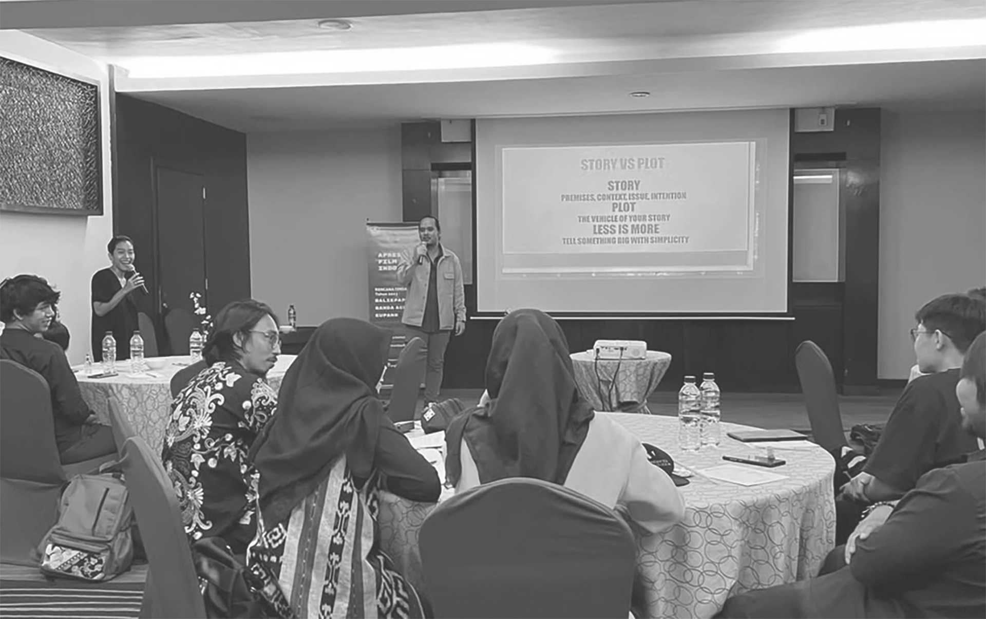 Angkasa memberi materi penulisan naskah film pendek