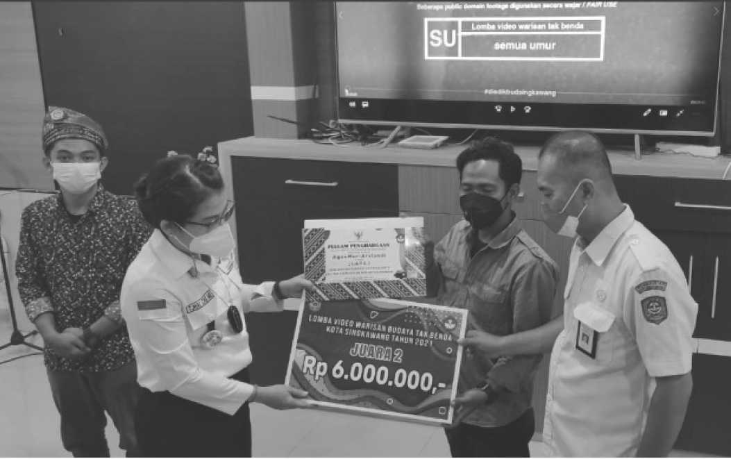 Agus Muri Arviandi – yang biasa disapa Andi Adrian – mendapatkan juara dua dari Festival Video Warisan Budaya Tak Benda yang diselenggrakan oleh Dinas Pendidikan dan Kebudayaan Singkawan