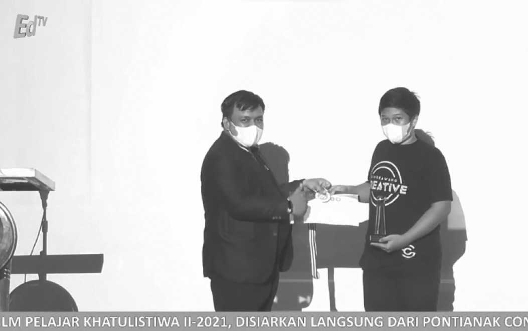 Ketua panitia FFPK II 2021 menyerahkan penganugerahan kepada Syahru Mulia Siswa SMP Negeri 3 Singkawang untuk film Jalan Keluar (2021) di Pontianak Convention Center Kamis 23 Desember 2021