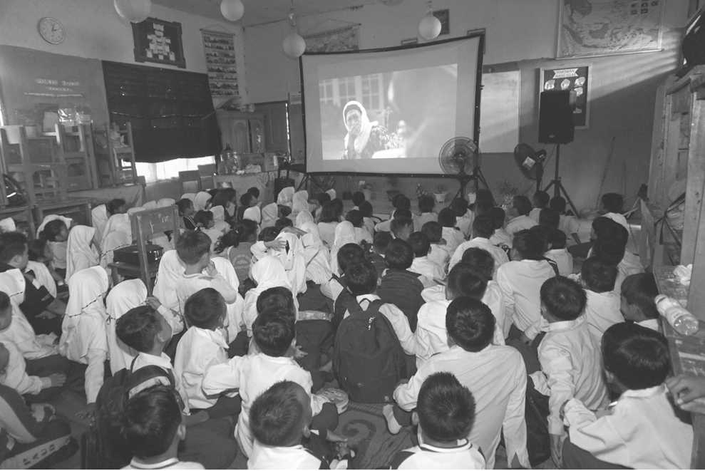 Situasi pemutaran film pada Program Sinema Sekolah Jambi oleh Basecamp Sinema Jambi (BSJ)